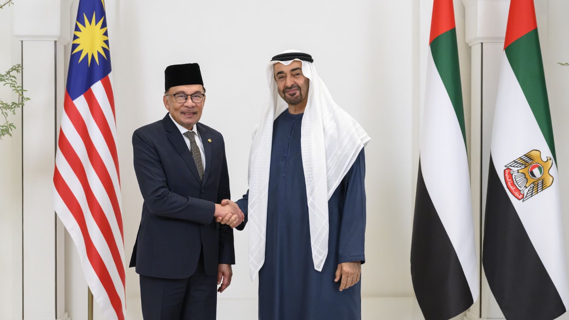 الإمارات وماليزيا تبحثان تعزيز التعاون الاقتصادي